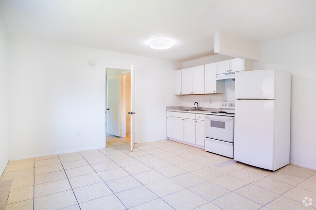 1BD, 1BA - 550SF - Kitchen / Living Room - Lexington Court