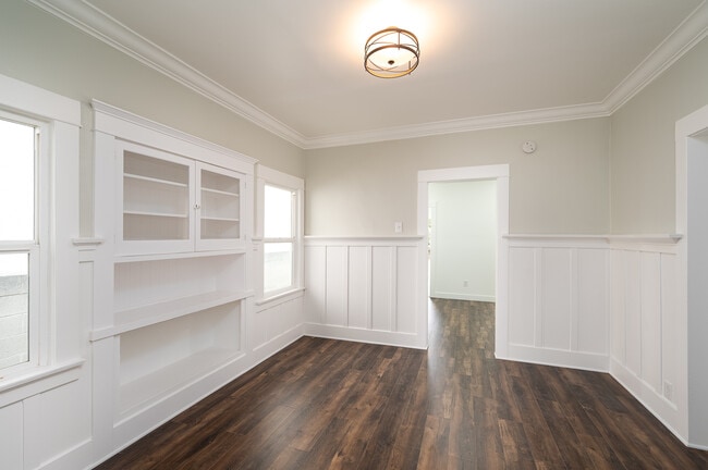 Bedroom - 933 S Grand Ave