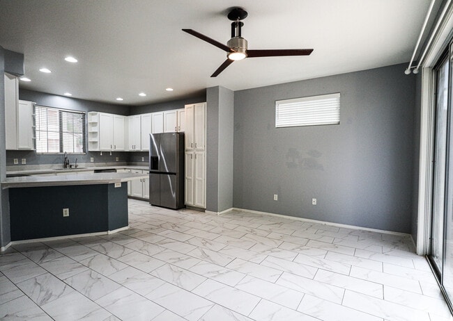 Building Photo - 207 E Mountain Sage Dr