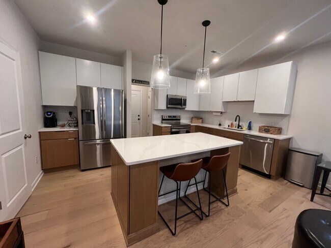 Foto del edificio - Beautiful 3 Bedroom 2.5 Bath Townhome in S...