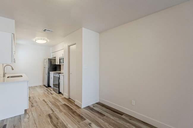 Building Photo - 558 S Lesueur