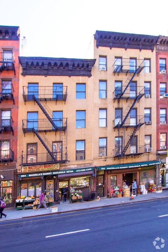 Foto del edificio - 692 Ninth Ave