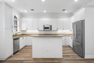 Building Photo - 824 Virginia Gardens Dr