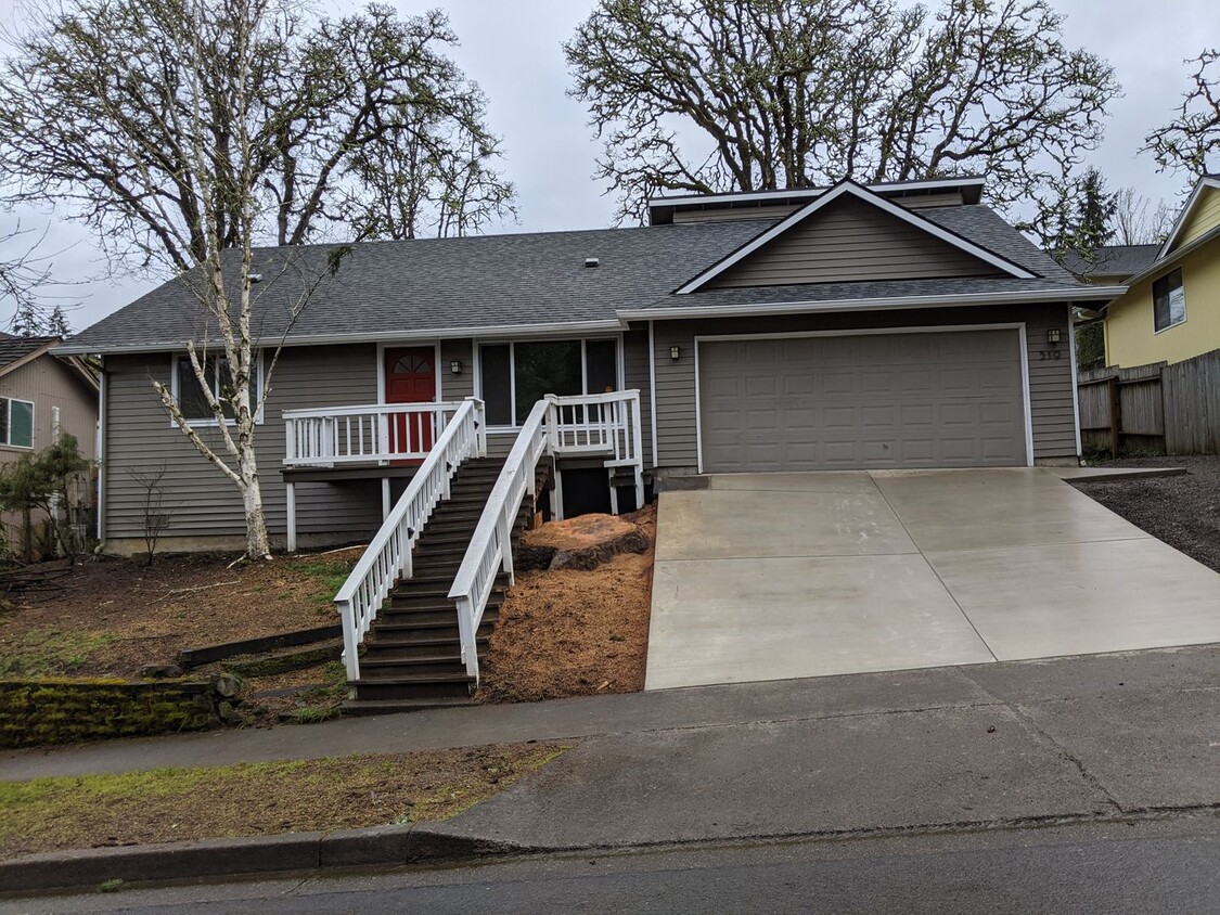 Foto principal - Beautiful 4-Bedroom, 2-Bath Thurston Area ...