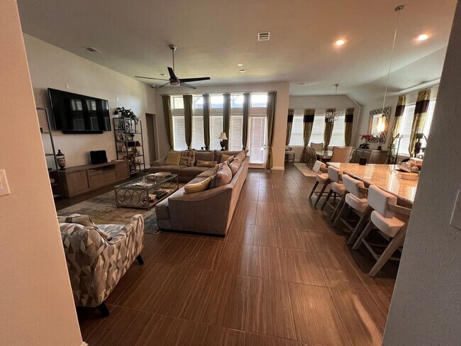 Foto del edificio - Stunning House with Neighborhood Pool in L...