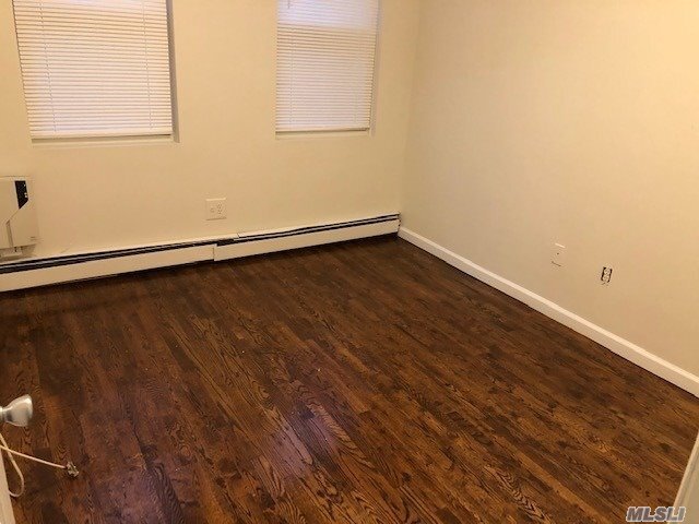 Foto del edificio - 44-25 Douglaston Pkwy