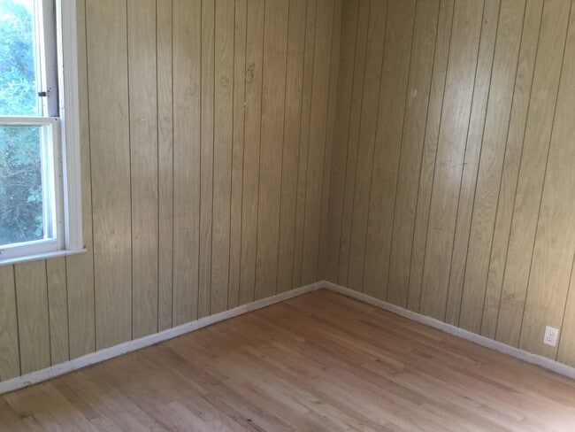 Building Photo - Spacious 3 Bedroom Single Family Home with Garage