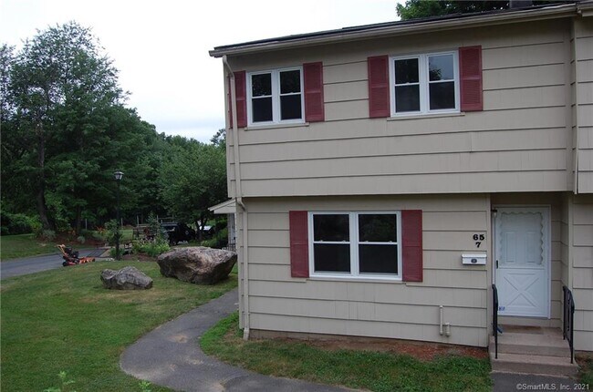 Building Photo - 65 Round Tree Dr