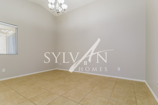 Building Photo - Gorgeous 3BR 2BA home, lovingly maintained!