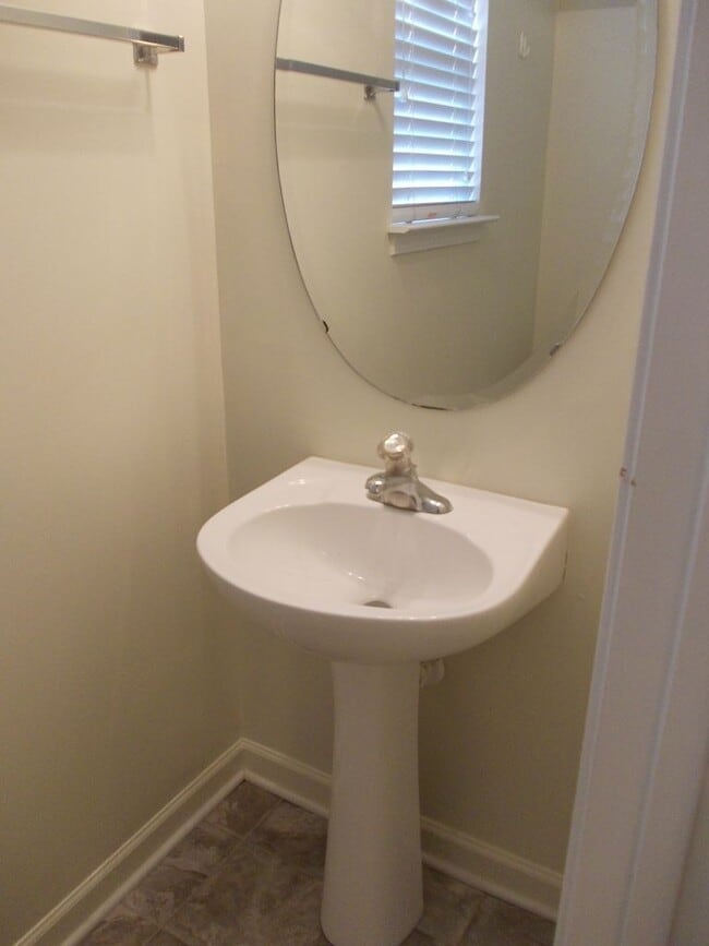 Foto del edificio - End Unit 2 story, 3 Bedroom Townhome near ...
