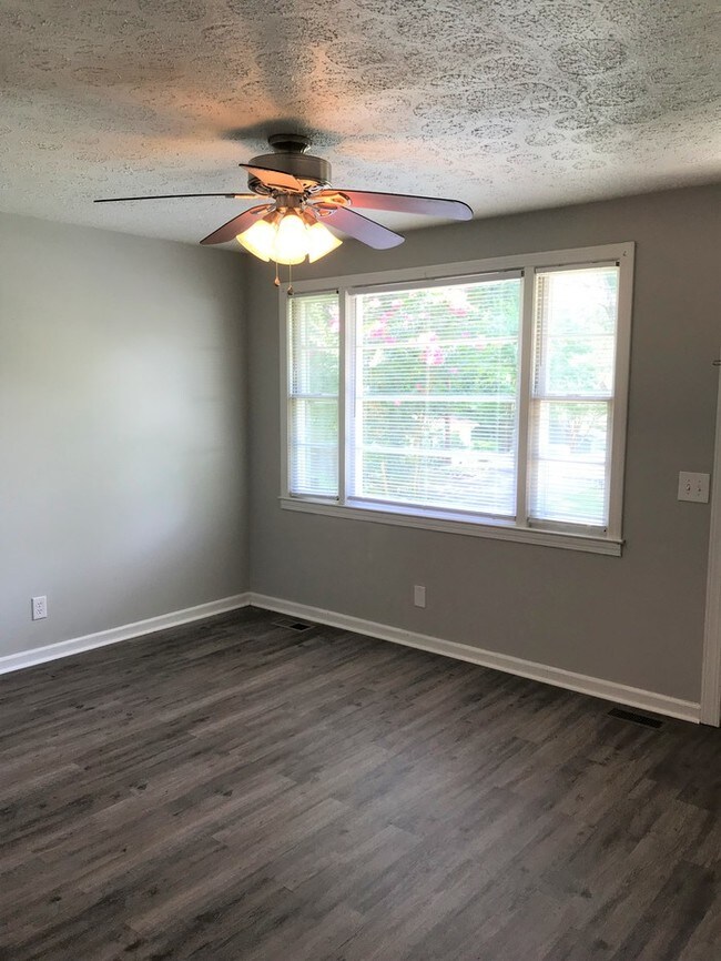 Building Photo - JUST LISTED!