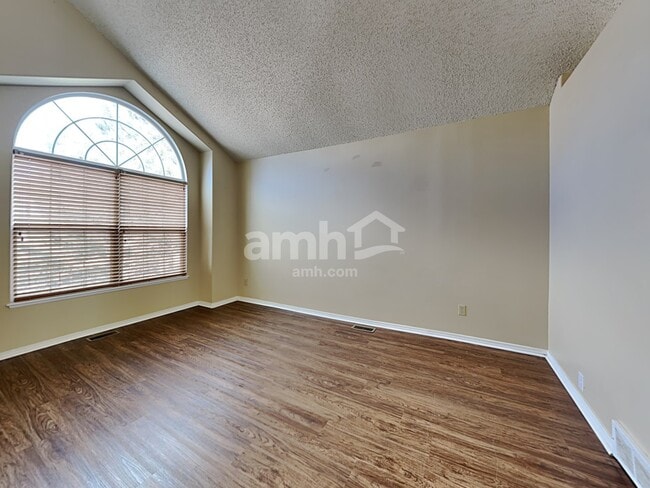 Foto del edificio - 2211 Pinyon Jay Dr