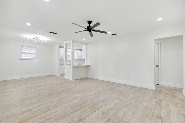 Foto del edificio - 1808 Elise Ave