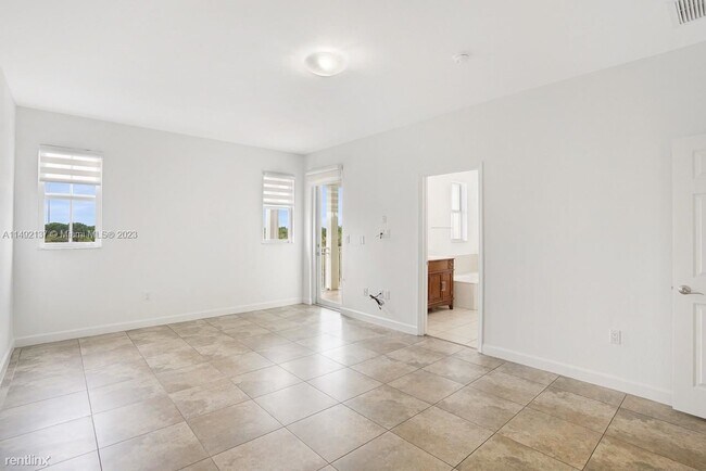 Building Photo - 4 br, 3.5 bath House - 7418 NW 108th Path