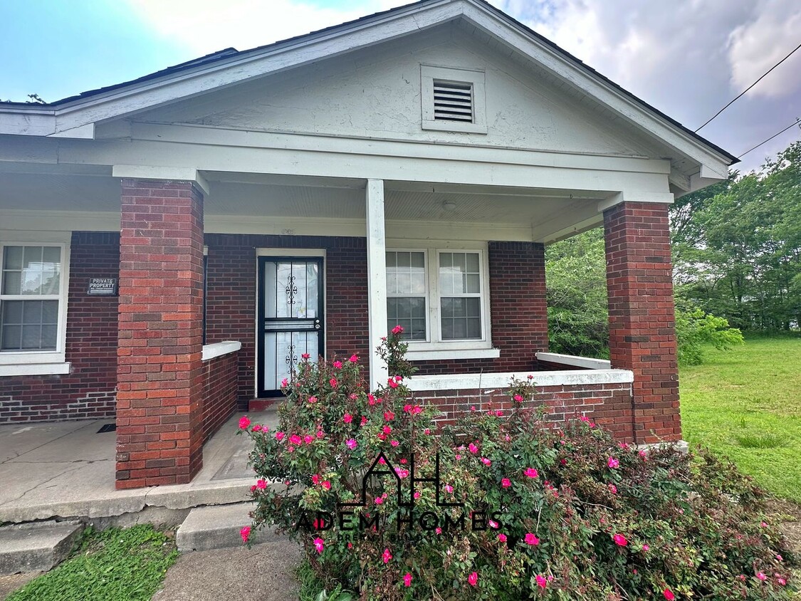 $250 RENT SPECIAL! Spacious 2 Bedroom Home... - Spacious 2 Bedroom Home in a Central Locat...