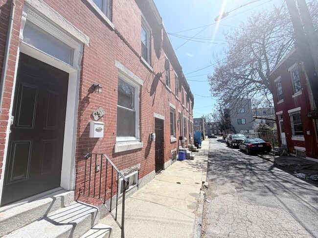 Photo - 2-bedroom HOUSE near University City!