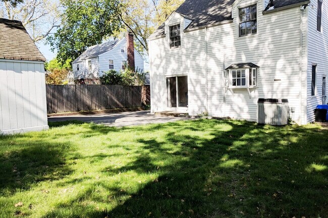 Building Photo - 15 Daisy Pl