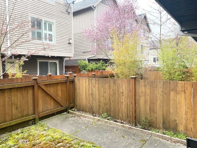 Foto del edificio - Spacious Greenwood Townhome with Courtyard...