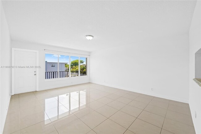 Foto del edificio - 1400 NE 169th St