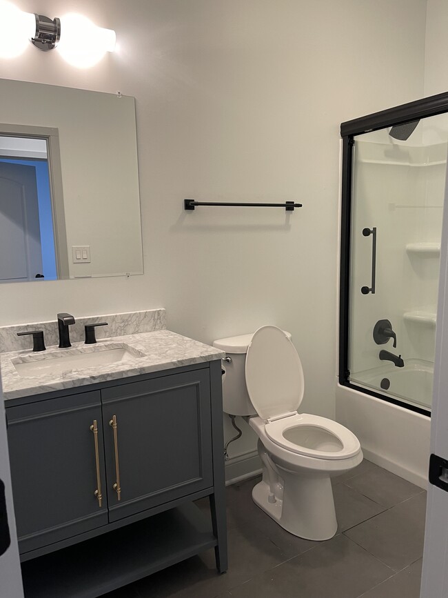 Full bathroom - 710 N State St