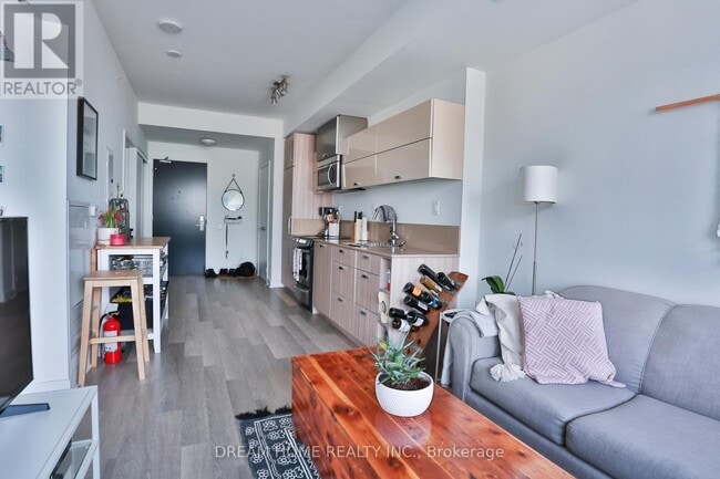 Building Photo - 290 Adelaide St W