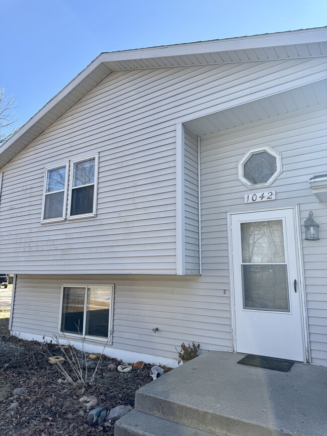 Building Photo - 1042 Castlewood Dr