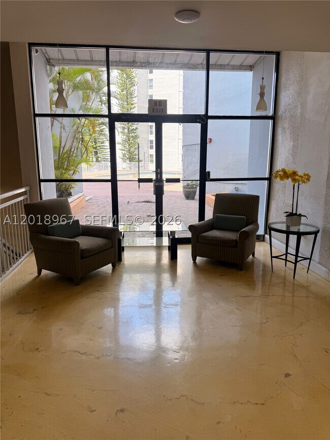 Foto del edificio - 2025 NE 164th St