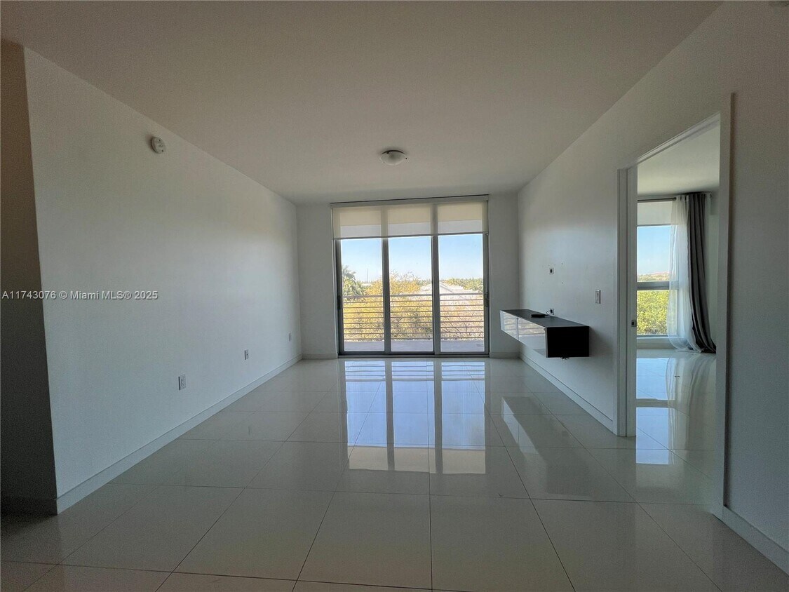 Foto principal - 7661 NW 107th Ave