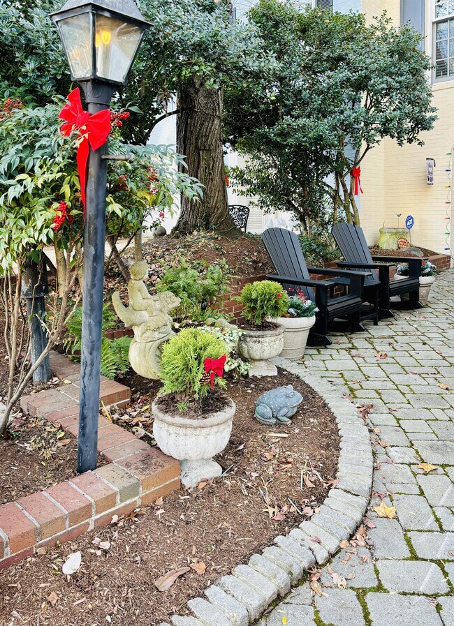 Building Photo - 205 James Thurber Ct