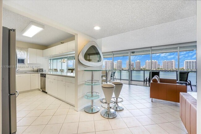 Foto del edificio - 17700 N Bay Rd