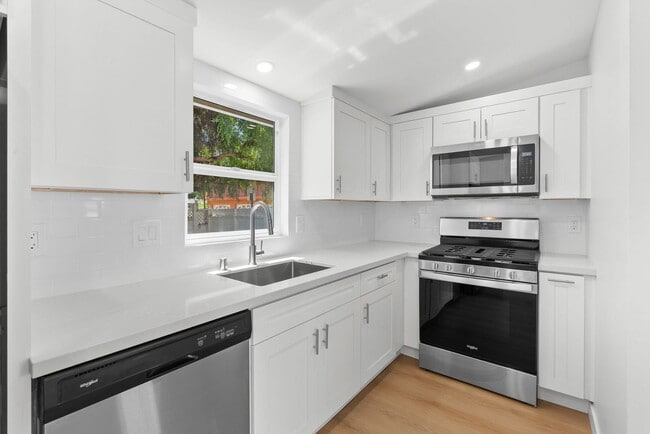 Building Photo - 323 S Ditmar St