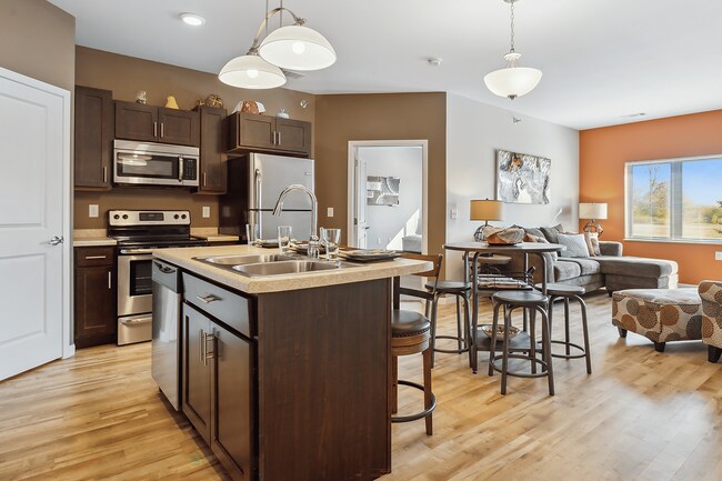 Isla de cocina con barra de desayuno - Deer Ridge Apartments