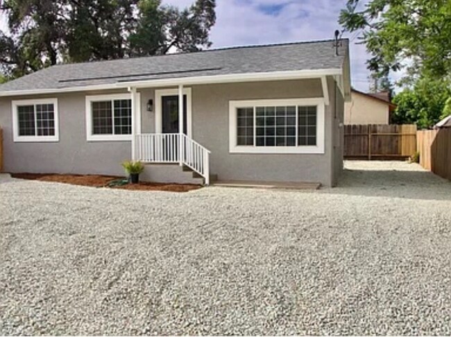 Building Photo - 374 Beagle Ln