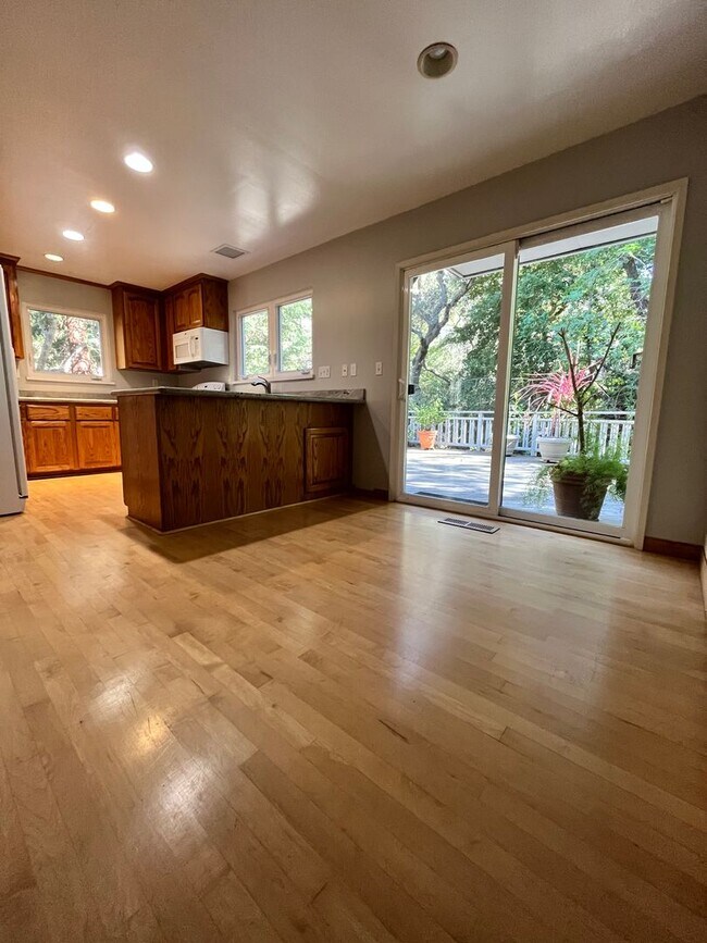 Foto del edificio - Gorgeous 3 Bedroom 2  Bathroom Home Walkin...
