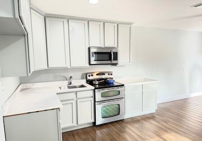 Building Photo - 3442 E Oak St