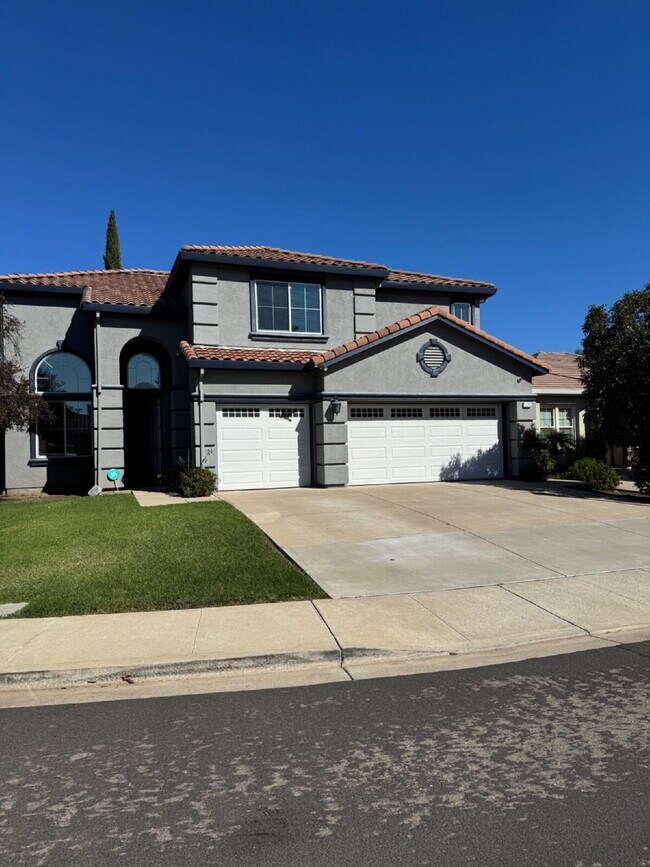 Building Photo - Beautiful 4 Bedroom, 3 Full Bath in Perfec...