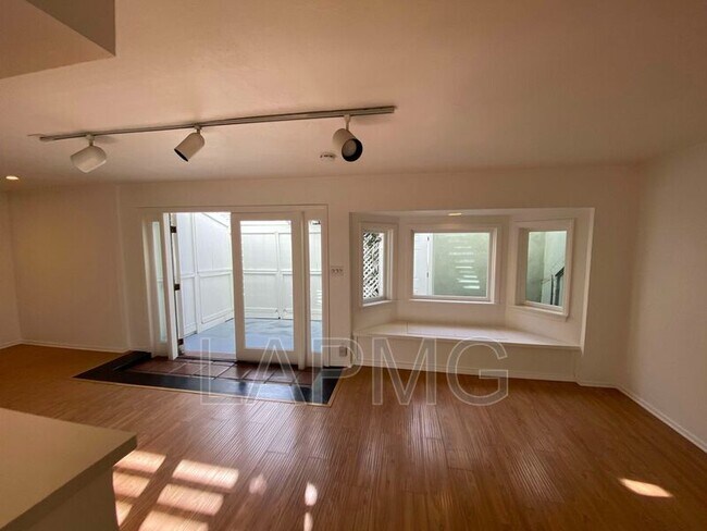 Foto del edificio - 1020-1022 1/2 N. Spaulding Avenue