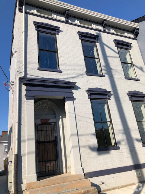 Building Photo - 906 Saratoga St