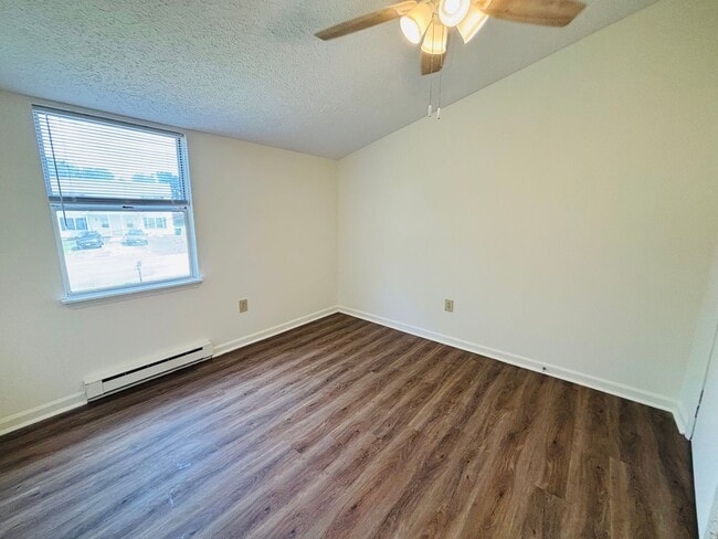 Building Photo - 355 Wakeman Ct NE