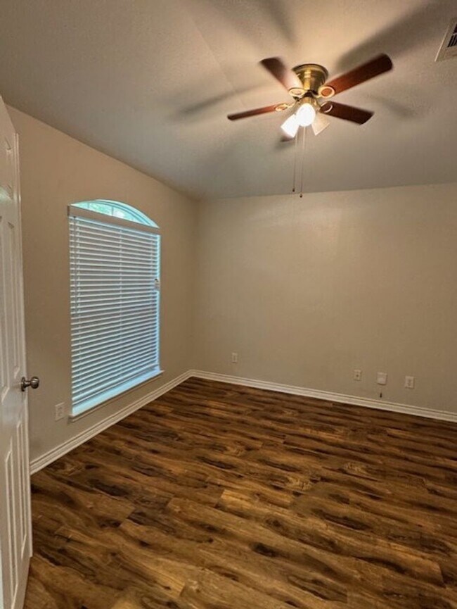 Building Photo - 3 Bedroom/2 Bath Wildhorse Subdivision