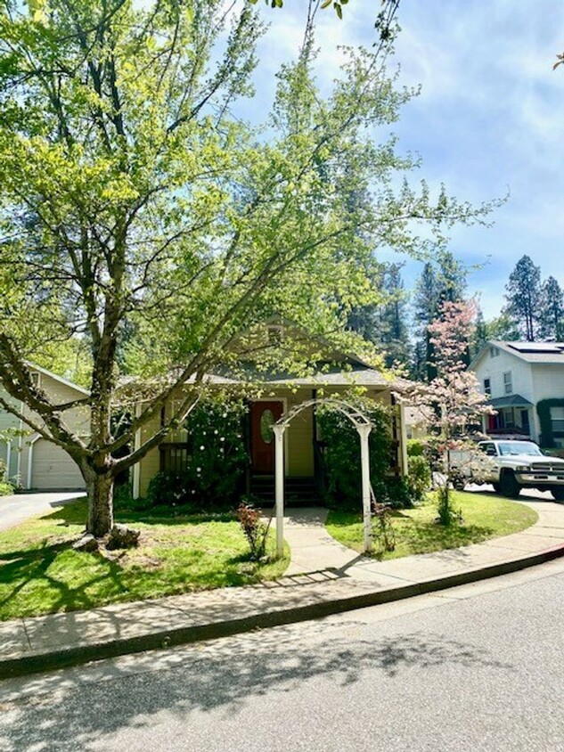 Foto principal - Cozy and Nice 2 bedroom Home in Nevada City