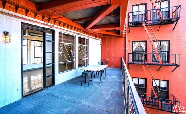 Building Photo - 746 S Los Angeles St