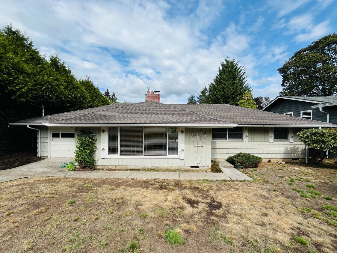 Primary Photo - Convenient Lake Oswego ranch home - Fresh ...