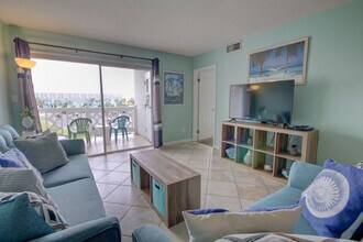 Building Photo - 99X9C2 Okaloosa Is