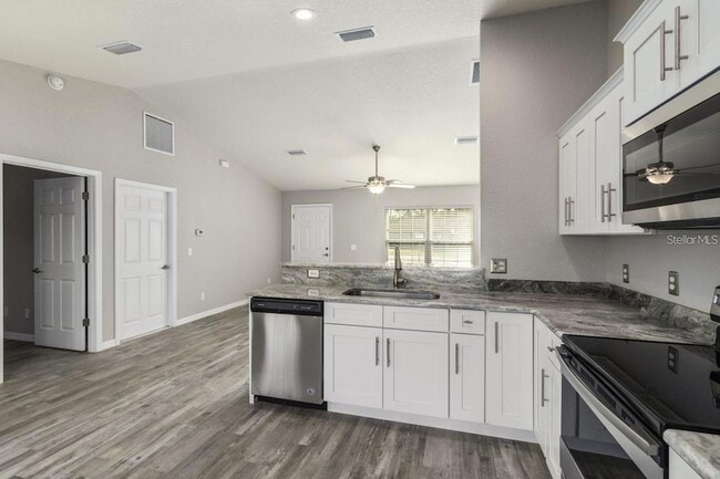 Building Photo - 2 Ash Dr