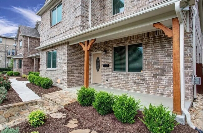 Building Photo - 2732 Sandage Ave