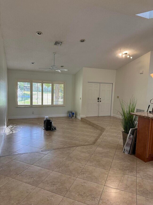 Building Photo - 7689 W Country Club Blvd