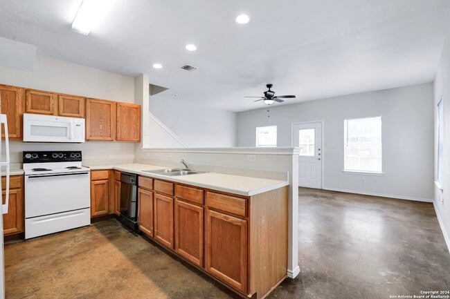 Building Photo - 5815 Golf Bend