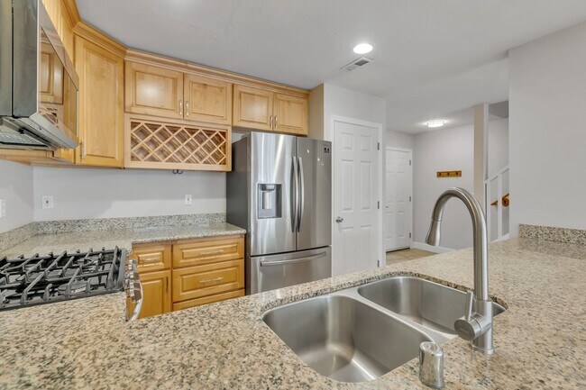 Building Photo - SILVER FIRS 3 BED 2.5 BATH TOWNHOUSE AVAILABLE NOW