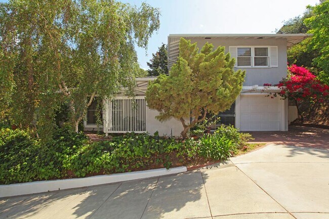 Building Photo - 8862 HOLLYWOOD HILLS Rd